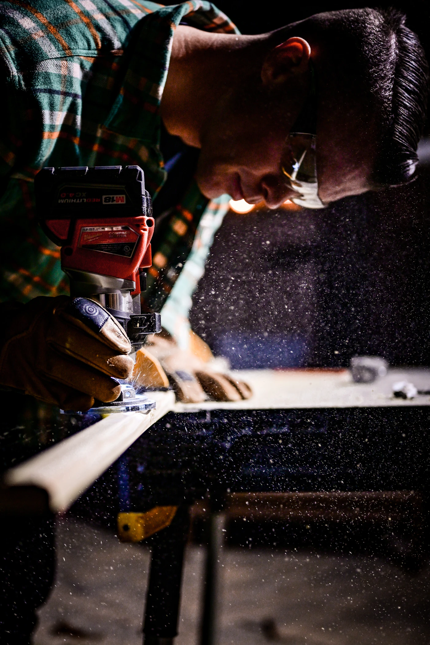 Erfahrener Handwerker konzentriert bei der Arbeit