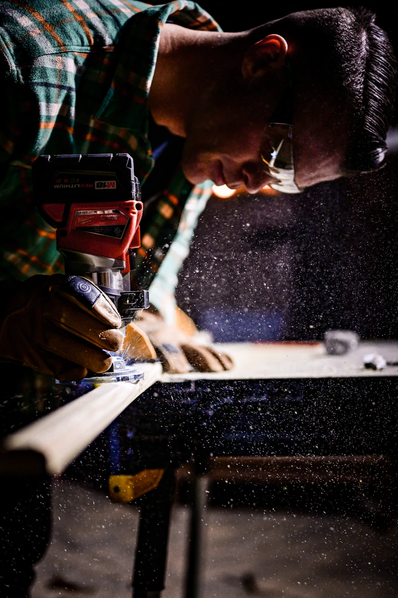 職人が無垢材を手作業で仕上げている木工作業の様子