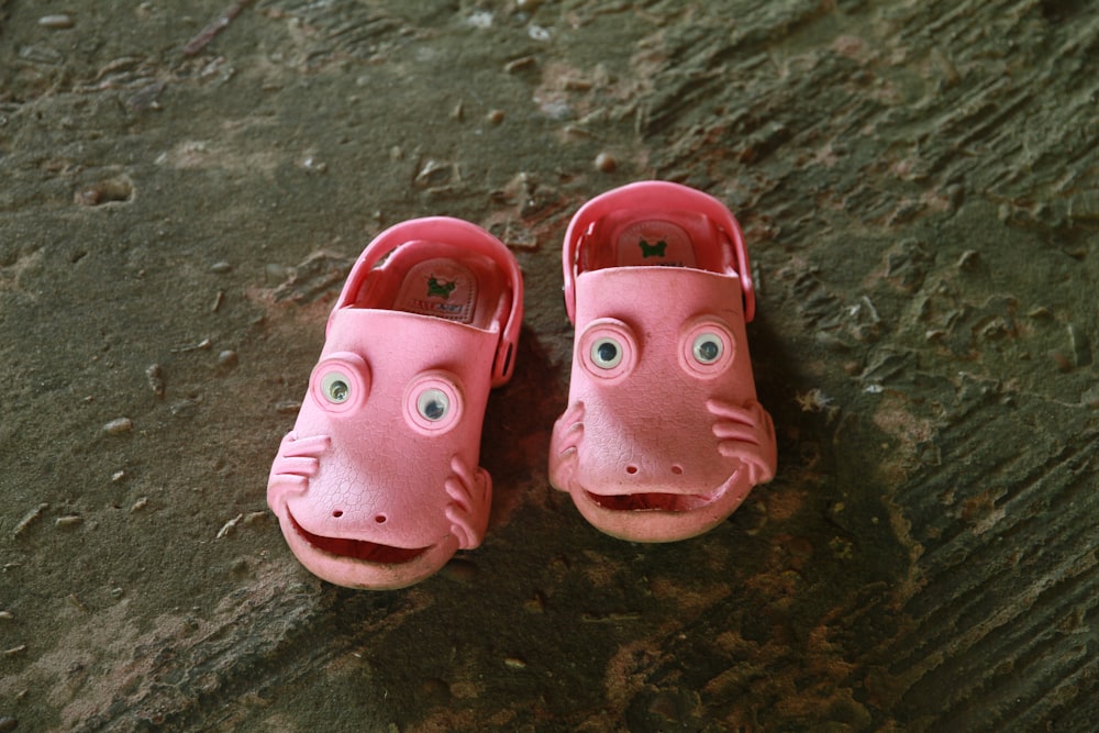 girls pink rubber clogs