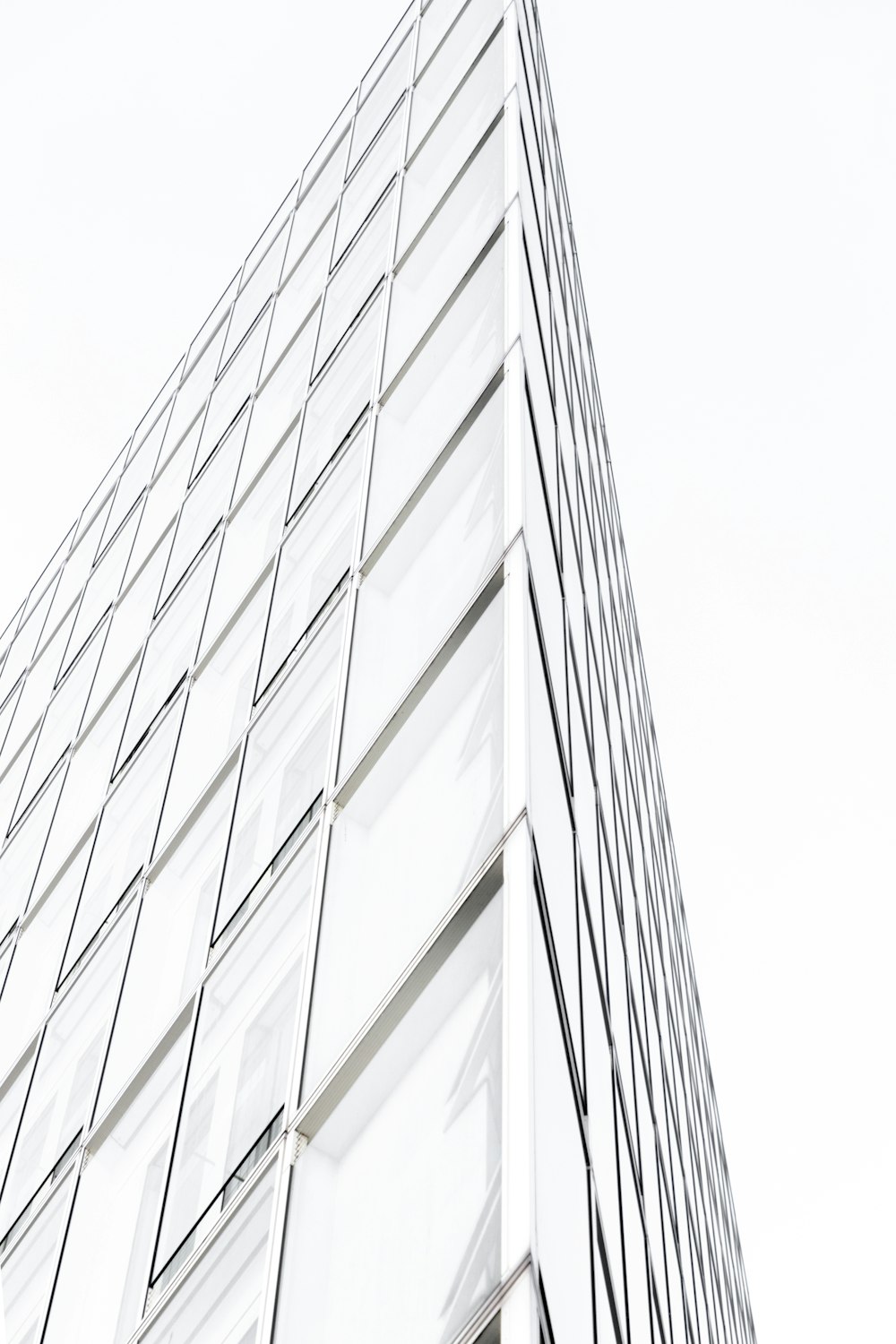 Edificio de gran altura con paredes de vidrio blanco y negro