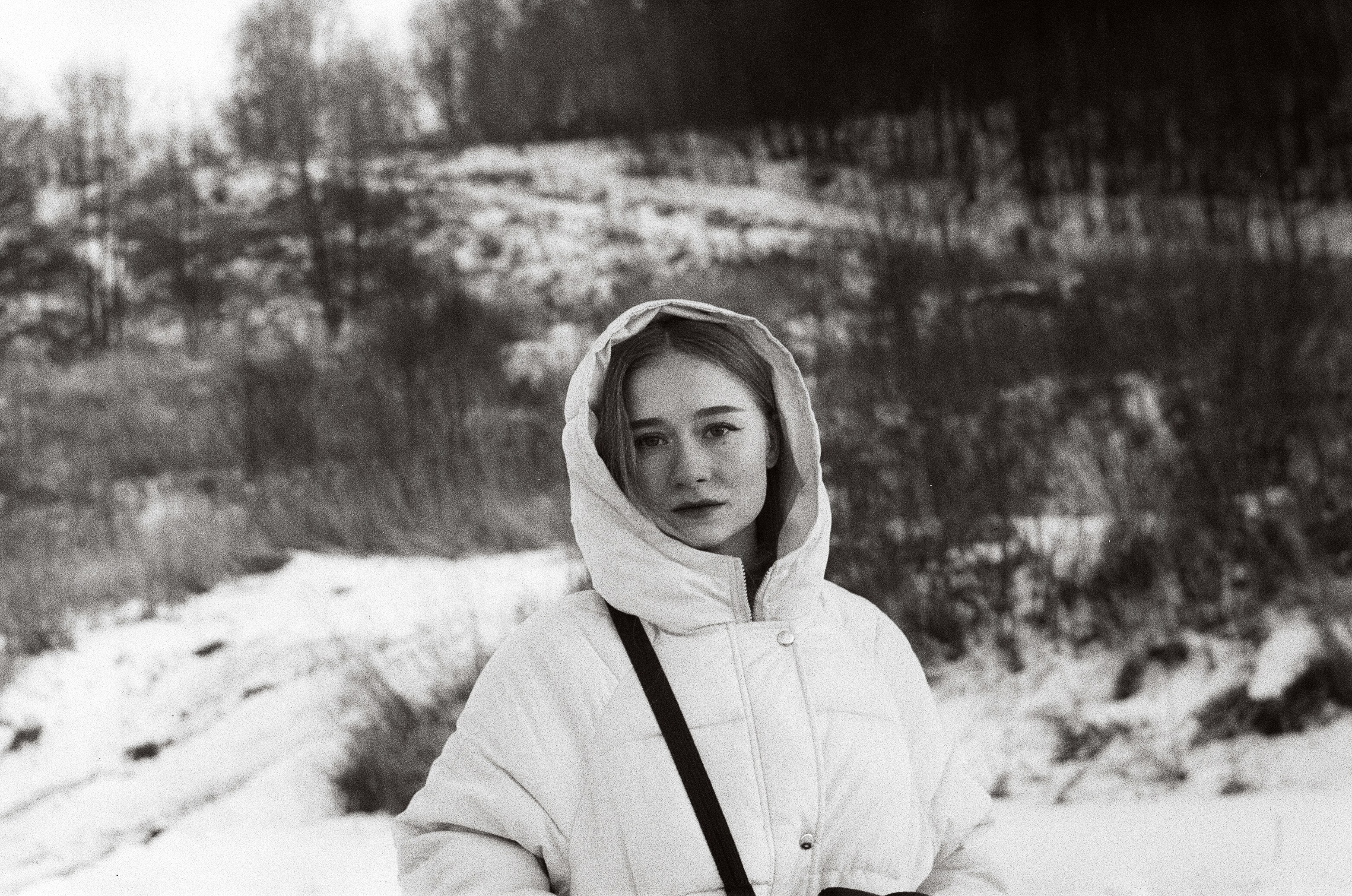 Graustufenfoto einer Frau in Kapuzenpulli