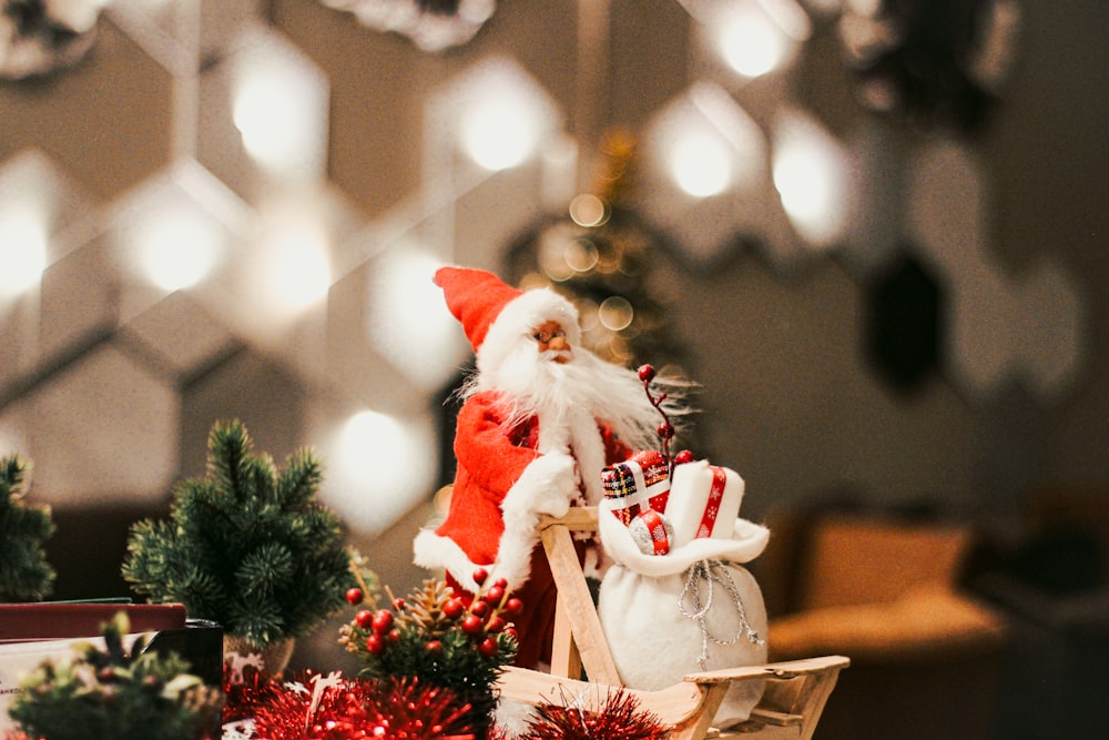 Weihnachtsmannfigur auf braunem Holzstuhl