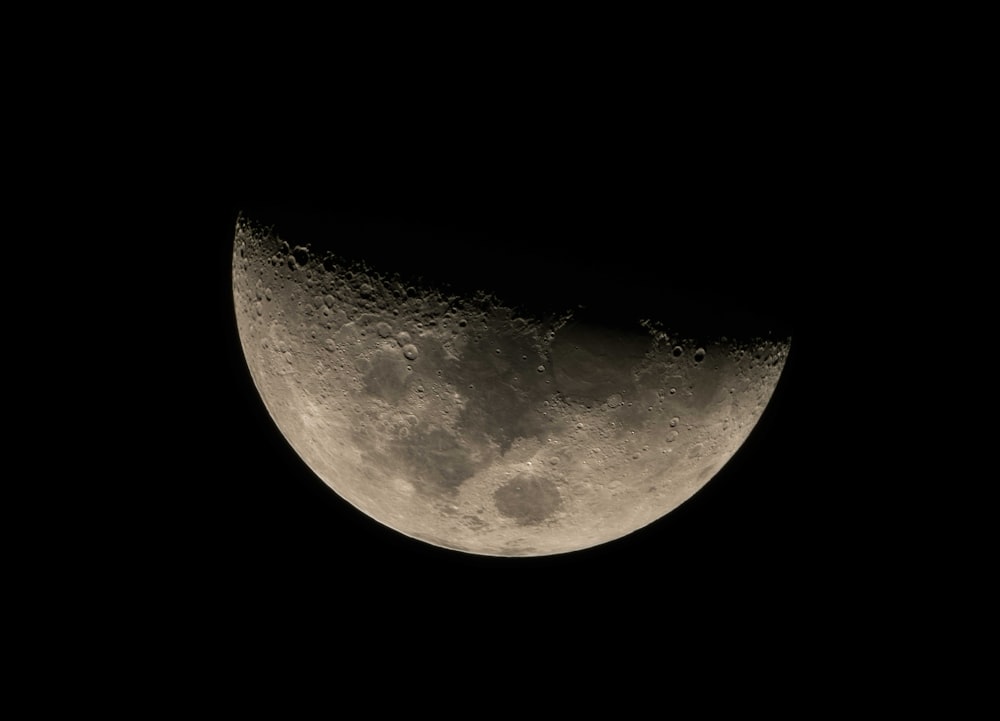 暗い夜空に浮かぶ満月