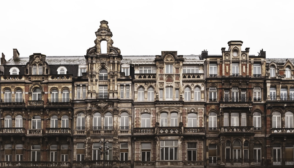 edificio in cemento marrone durante il giorno