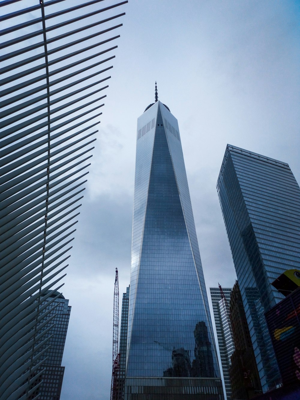 immeuble de grande hauteur gris pendant la journée