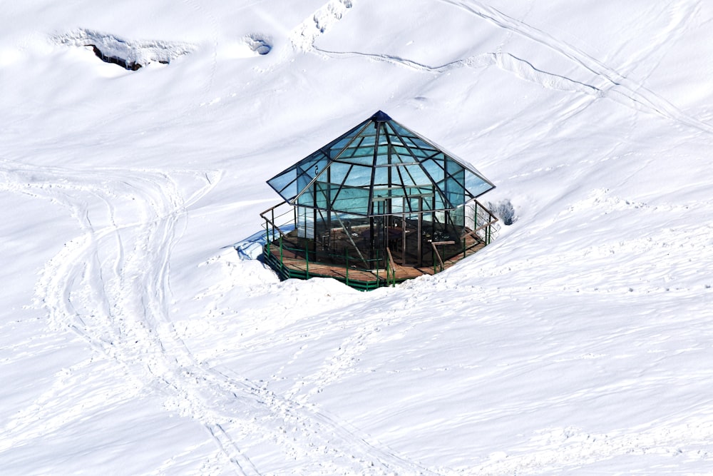 casa de madeira marrom no chão coberto de neve durante o dia