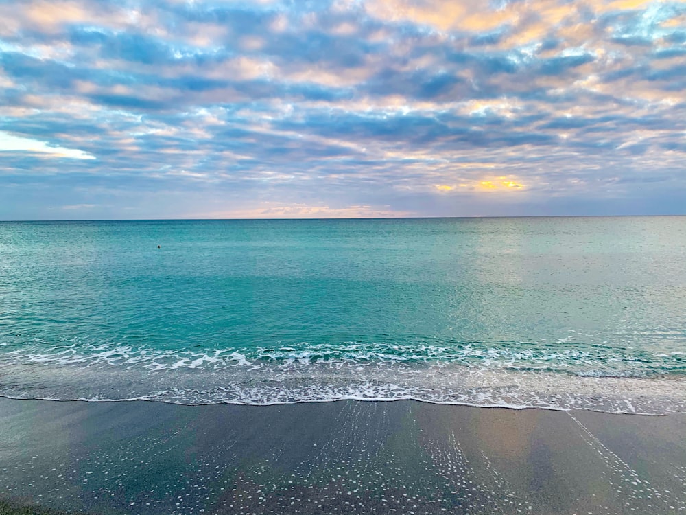 Onde dell'oceano che si infrangono sulla riva durante il giorno