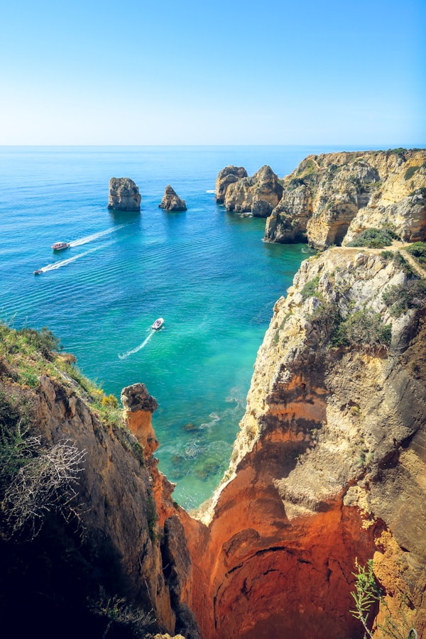 Falaises rocheuses au bord de la mer bleue, Algarve Portugal