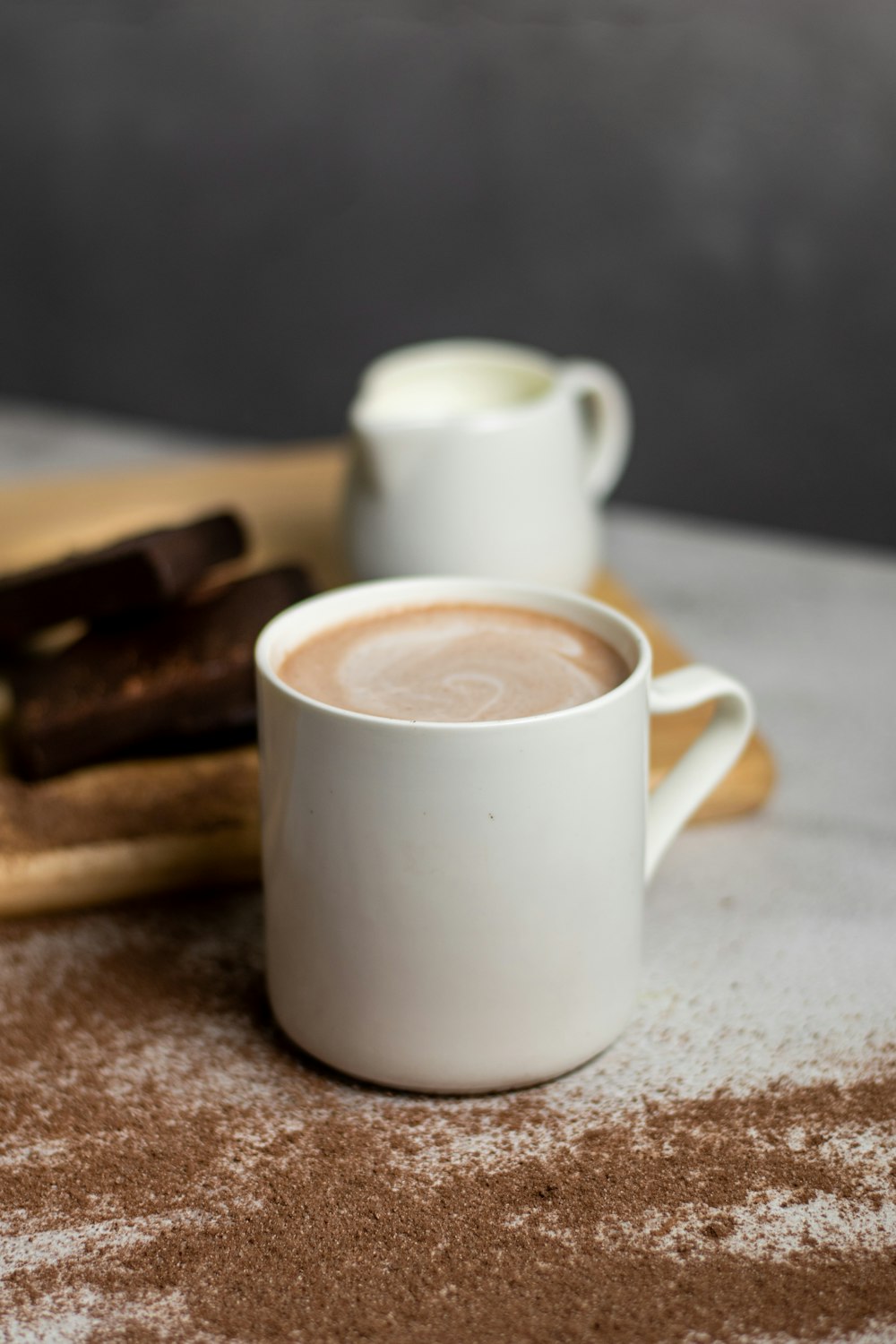 Tazza in ceramica bianca con caffè