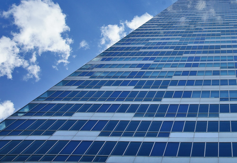 Weiß-blaues Betongebäude unter blauem Himmel tagsüber