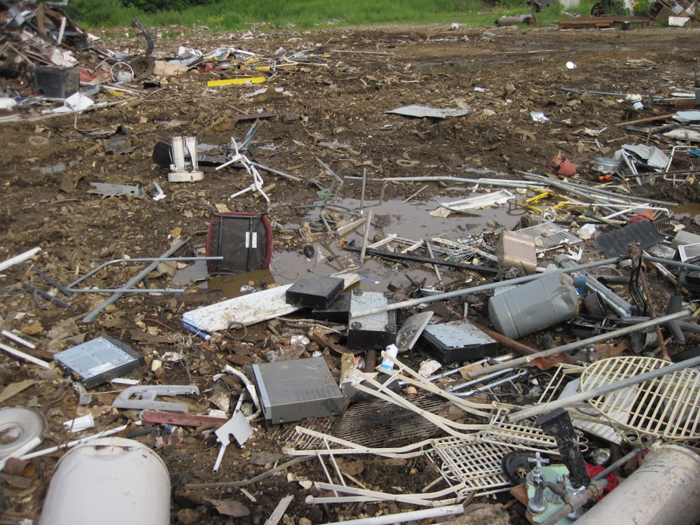 地面に白いプラスチックの木枠