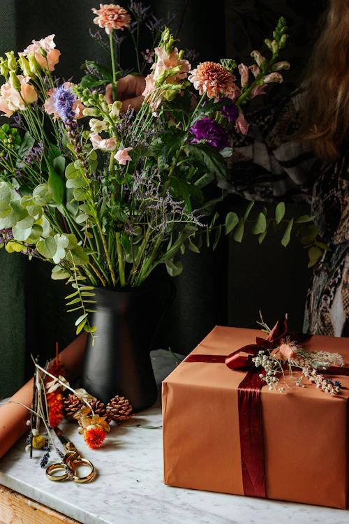 Gele en paarse bloemen in een zwarte vaas