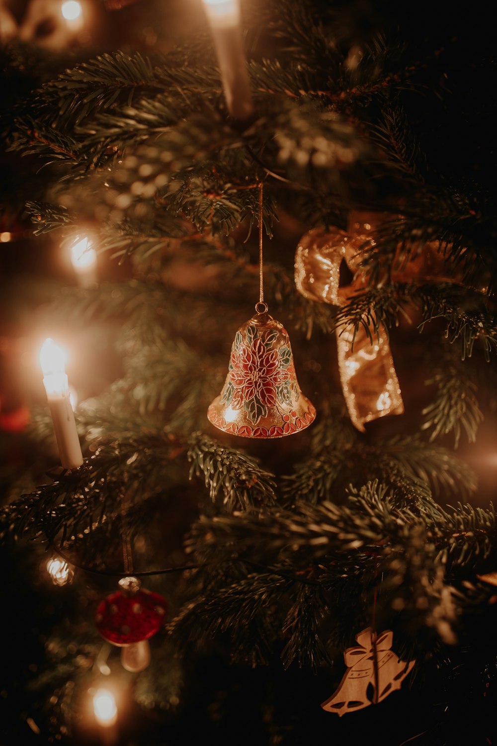 Adornos dorados y rojos en el árbol de Navidad