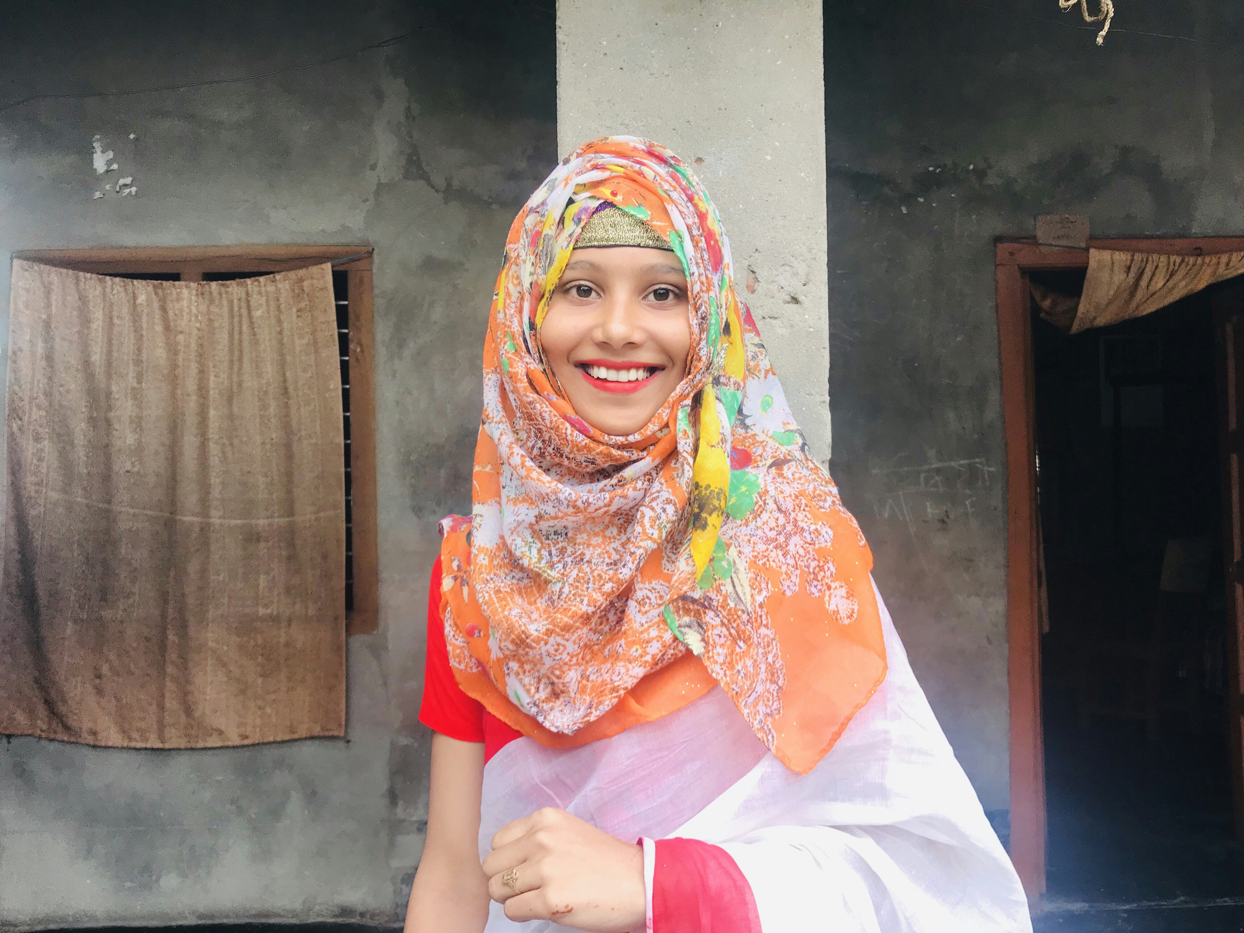 白と赤のヒジャーブの女性