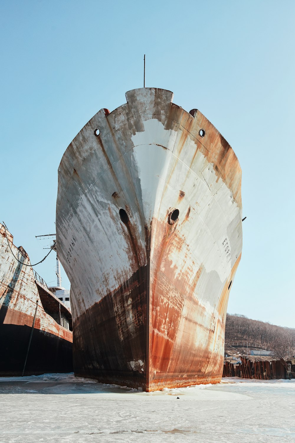 Braunes und weißes Schiff tagsüber auf See