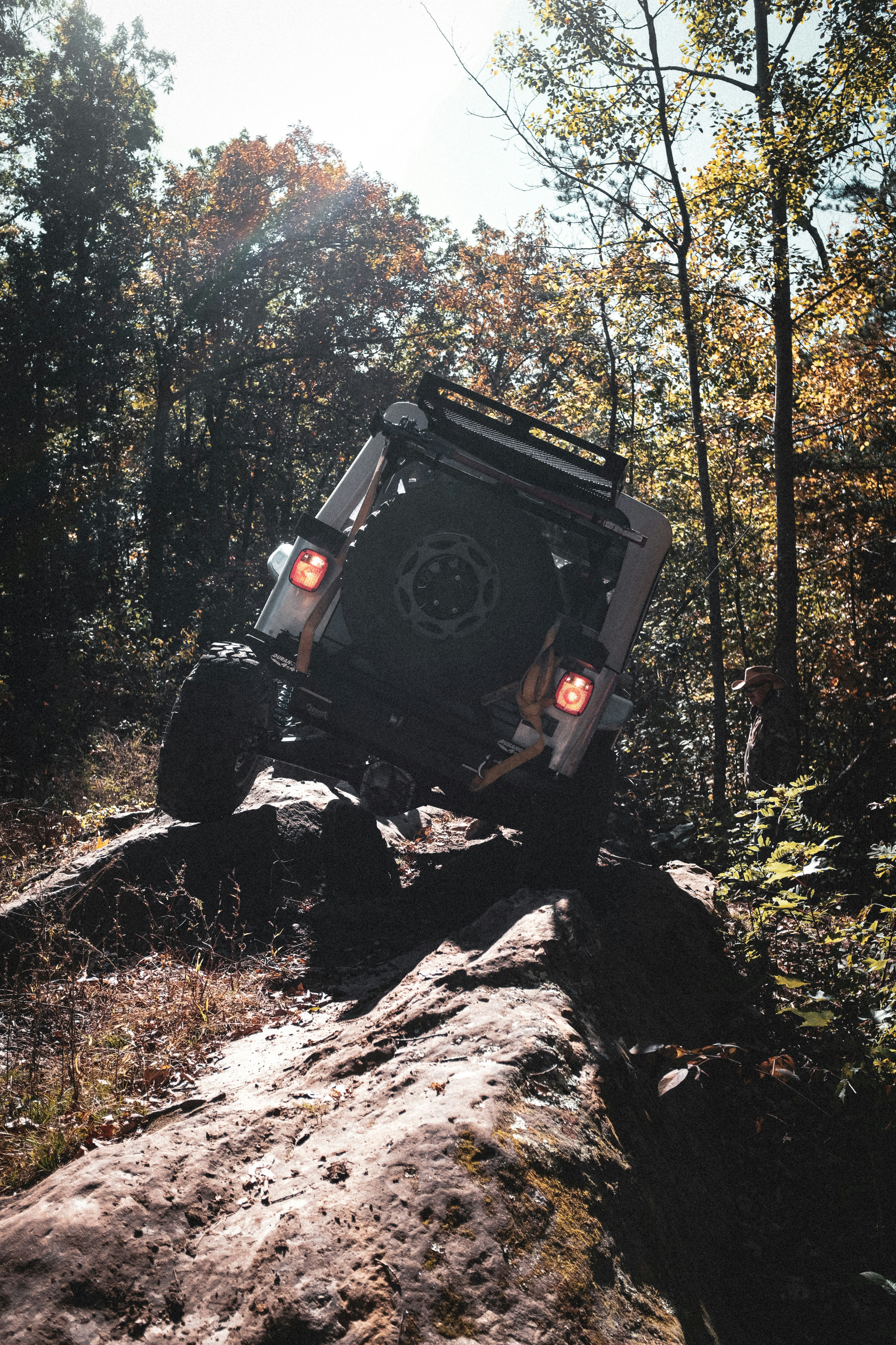 Schwarzer Jeep Wrangler auf steiniger Straße