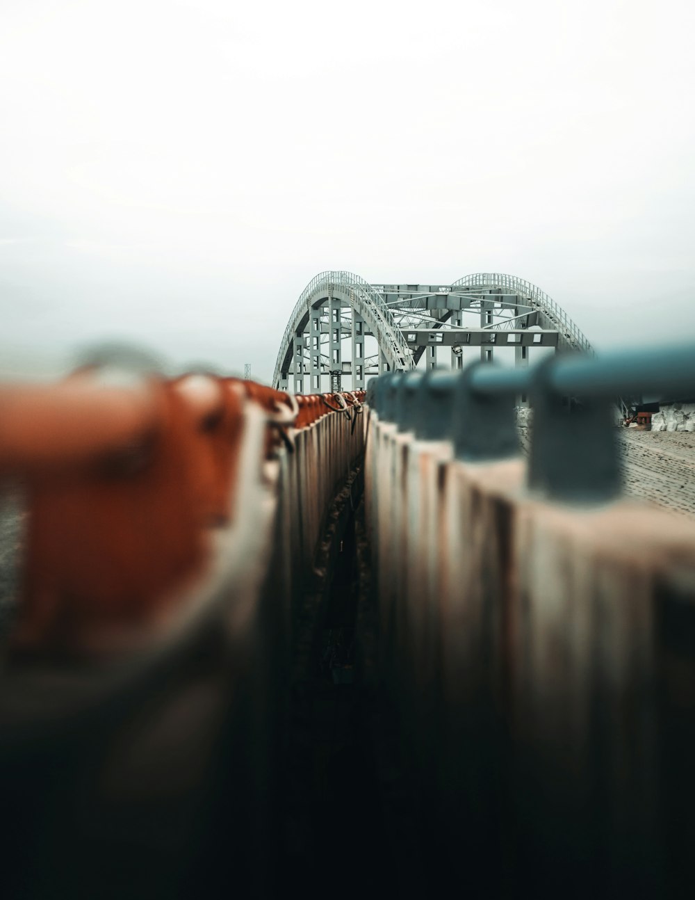 ponte de aço cinzento sobre o corpo de água durante o dia