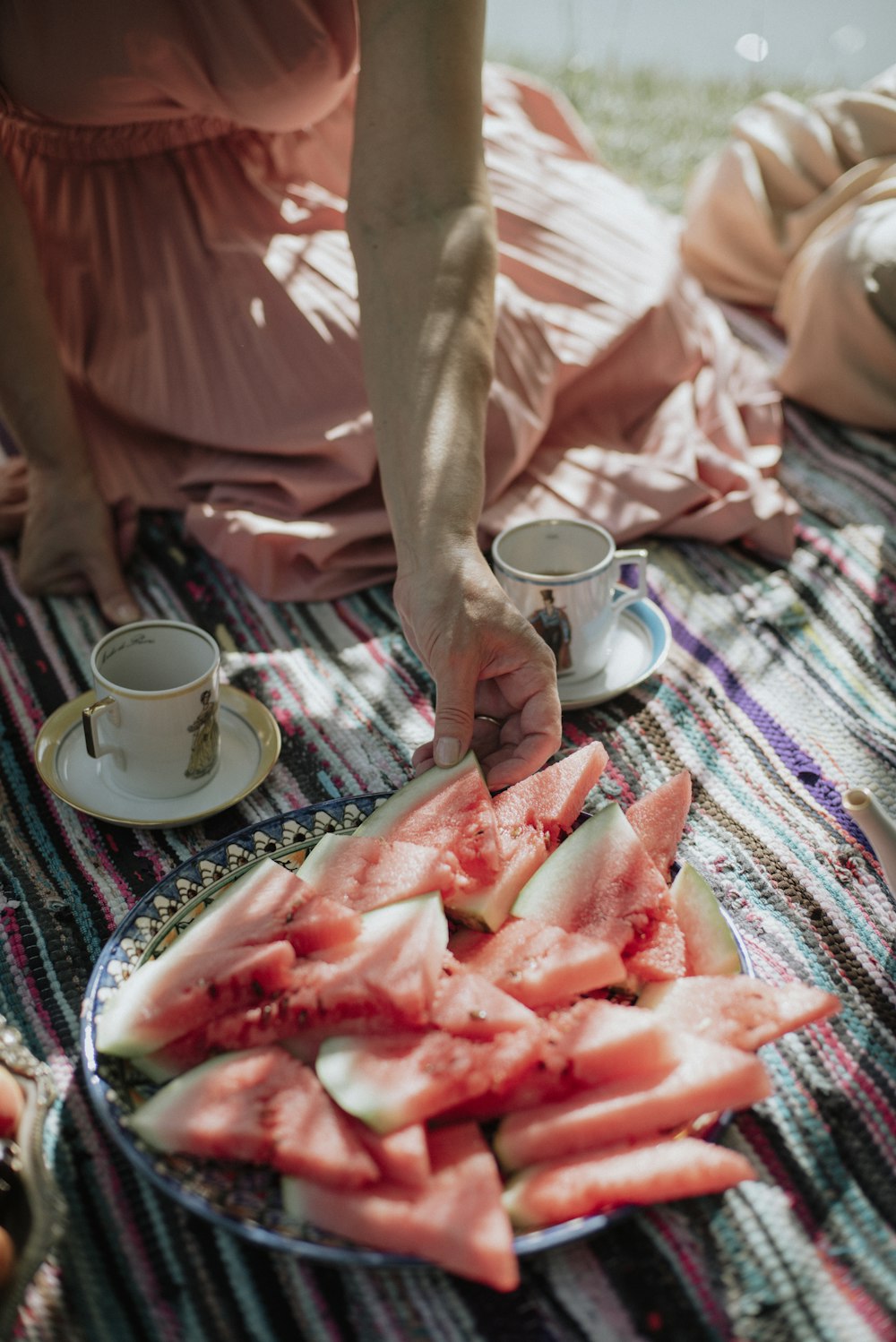 persona che tiene tazza di ceramica bianca