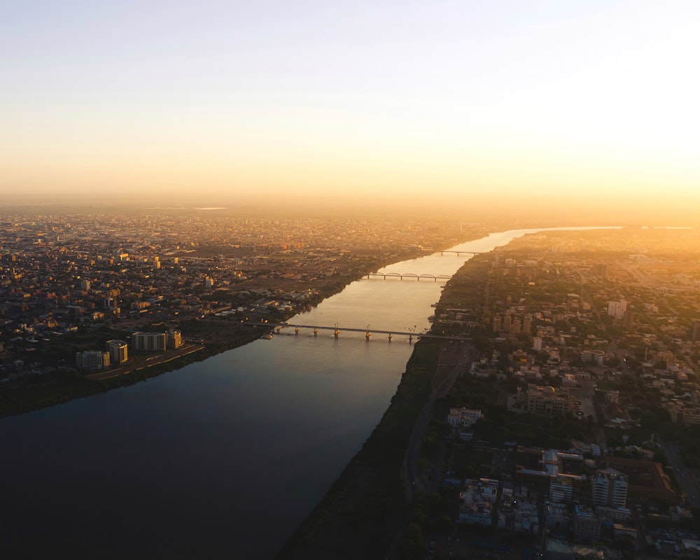 vista aérea dos edifícios da cidade durante o pôr do sol