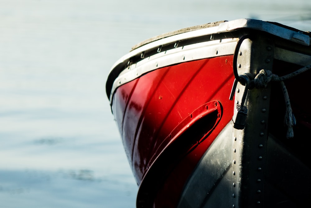昼間の海上に浮かぶ赤と白のボート