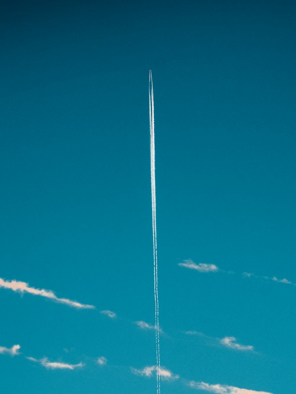 Weiße Wolken und blauer Himmel tagsüber