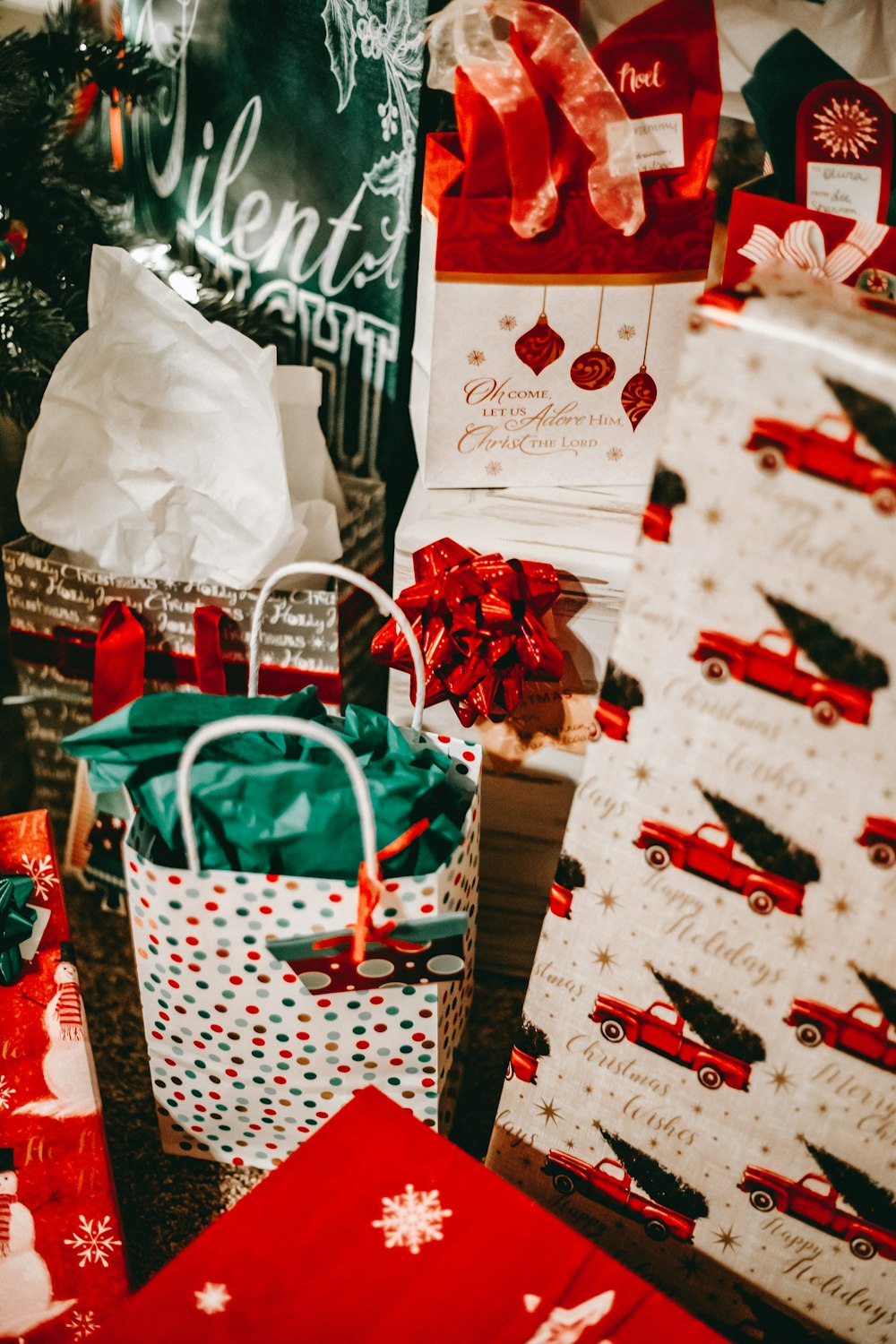 sacs cadeaux blancs et rouges photo – Photo Cadeaux de noël Gratuite sur  Unsplash