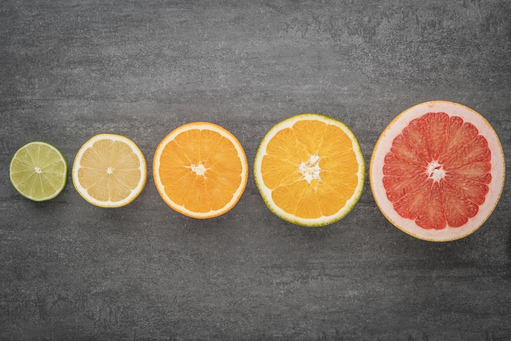 Fruits orange tranchés sur textile noir