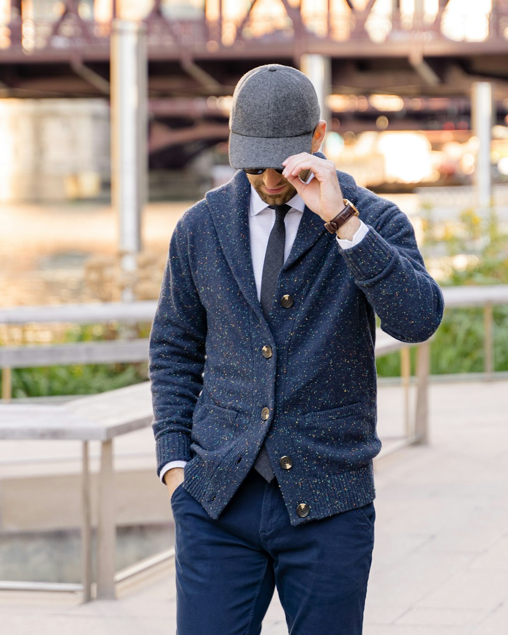 Foto Hombre con chaqueta azul con gorra de punto gris – Imagen Vestir  gratis en Unsplash