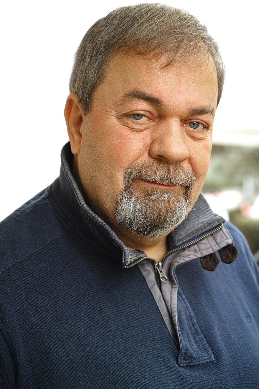 Retrato de un profesional adulto con camisa azul