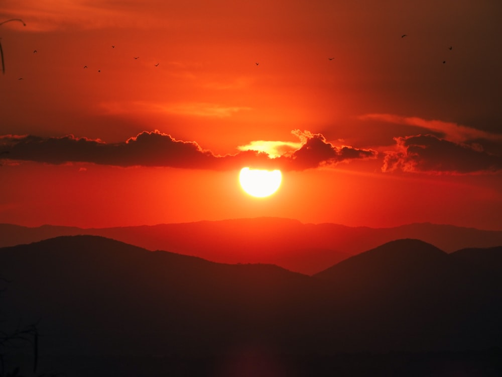 Silueta de montañas durante la puesta del sol