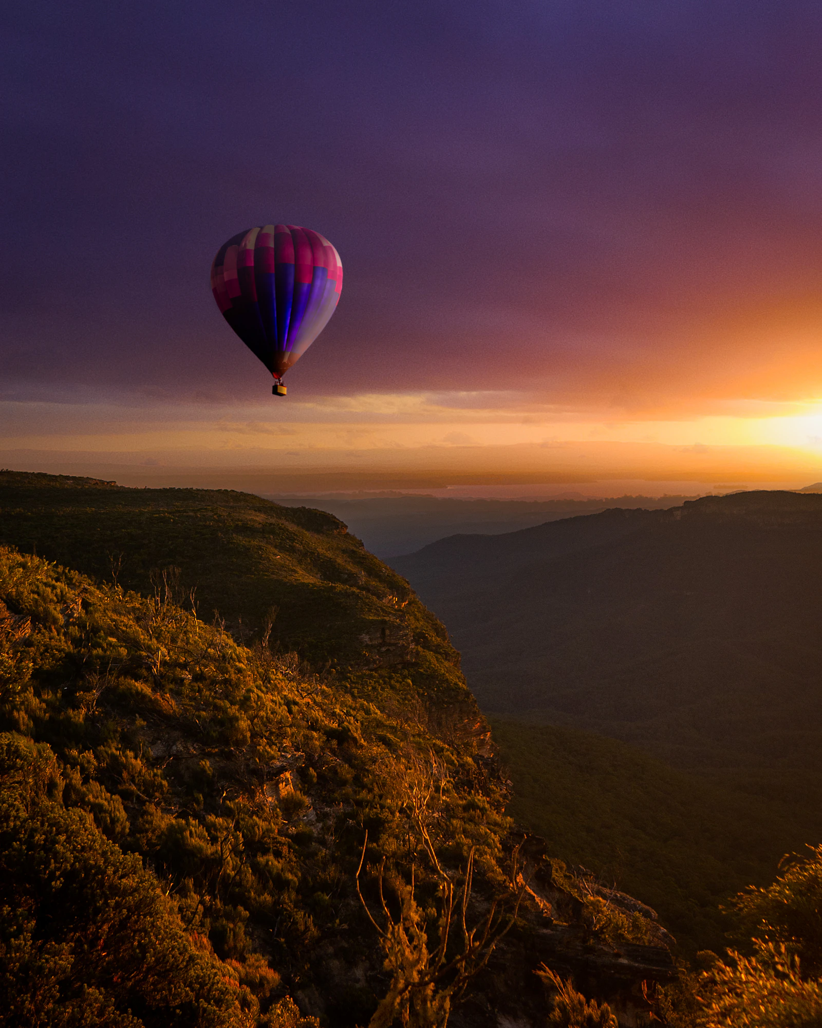 Sunrise hot air balloon flight over Central Oregon