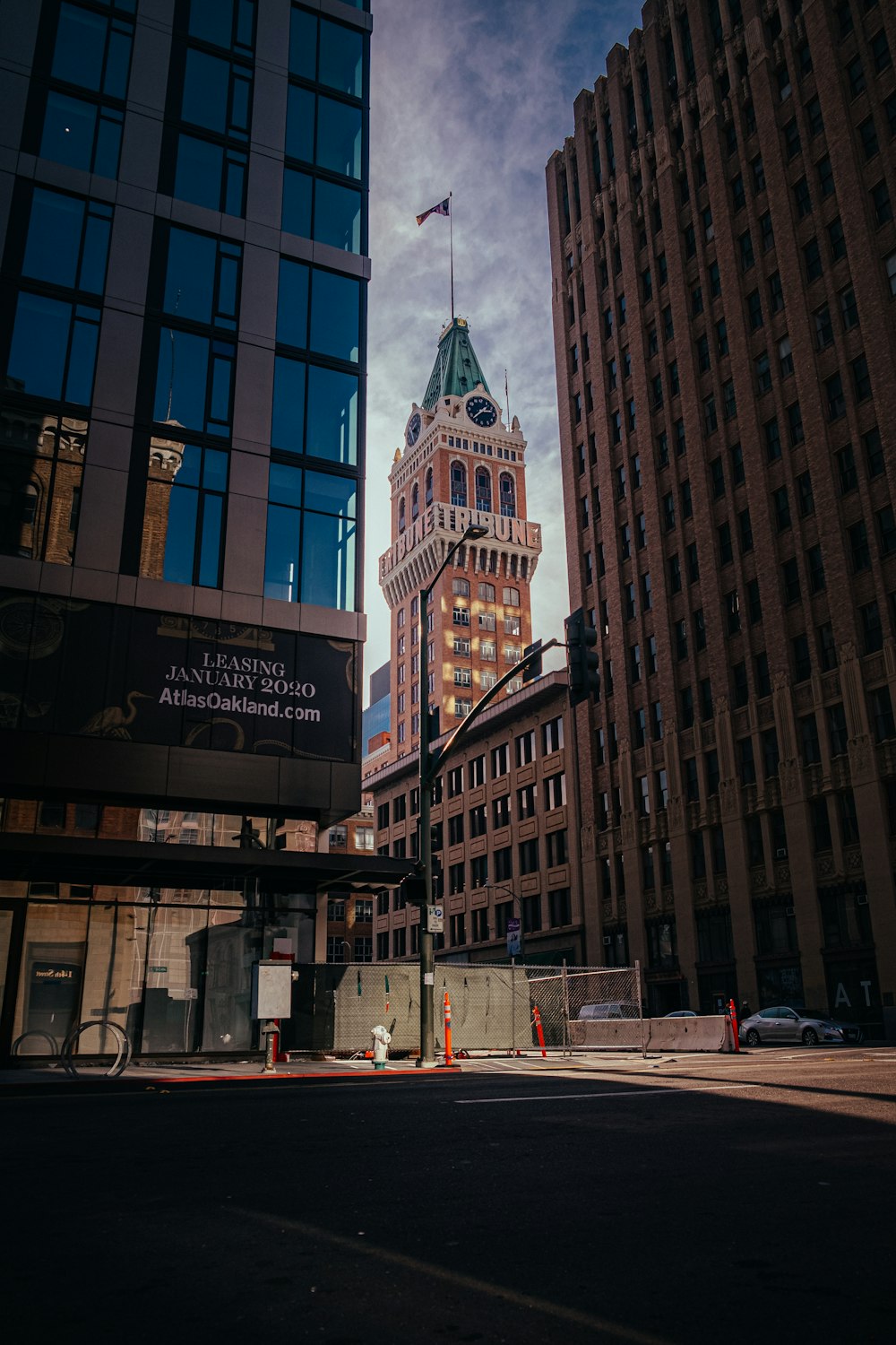 Edificio de hormigón marrón y blanco