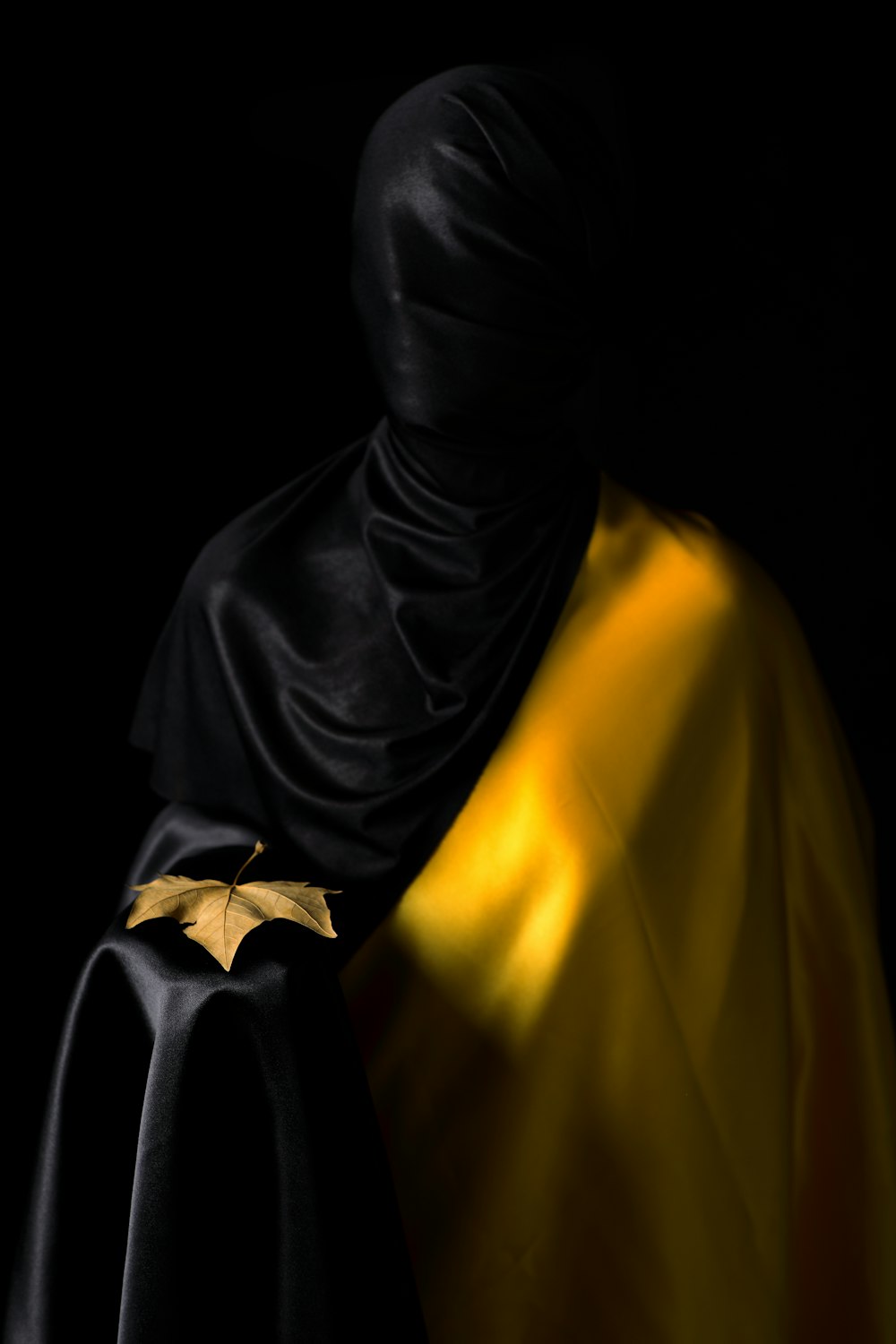 검은 히잡과 노란 드레스를 입은 사람