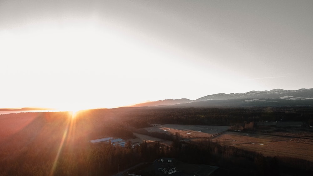 Braune Berge unter weißem Himmel tagsüber