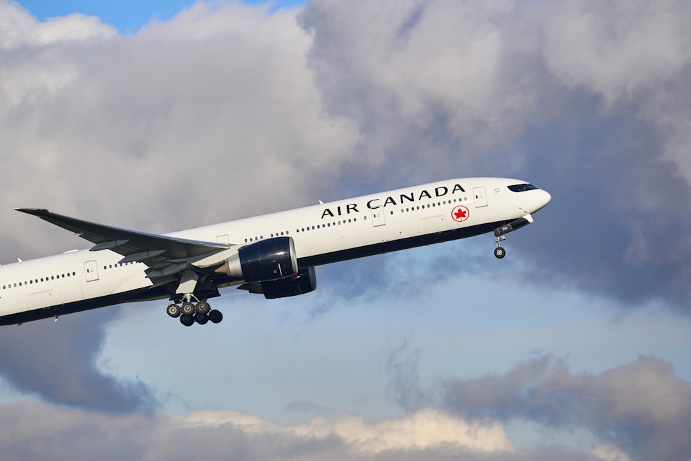 avião de passageiros branco e vermelho em voo