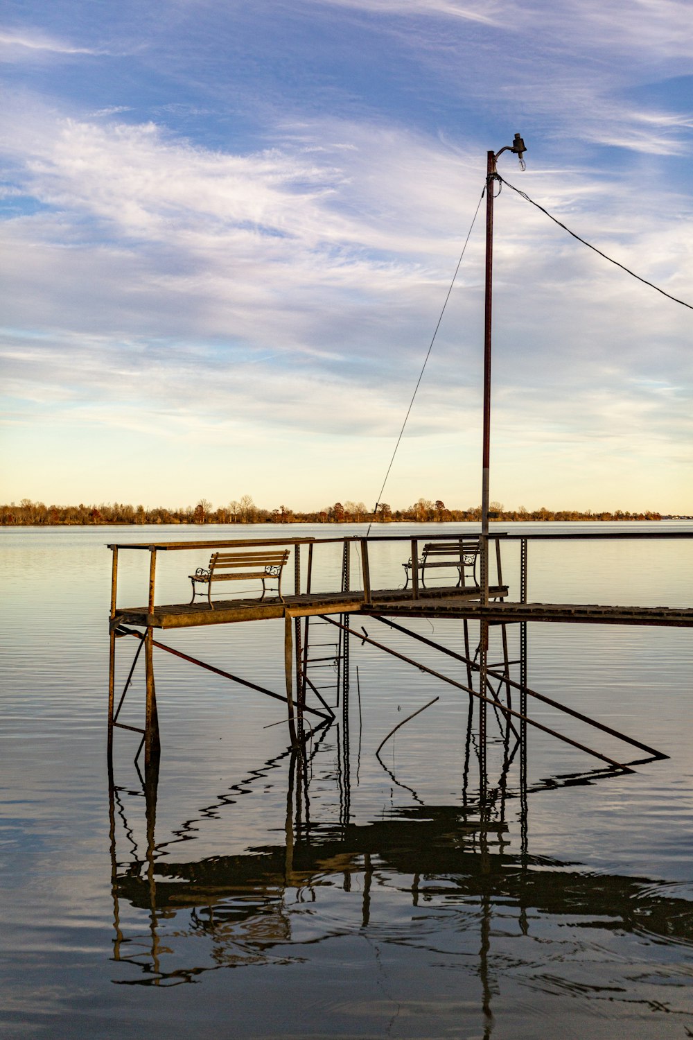 Muelle de madera marrón en el cuerpo de agua durante el día