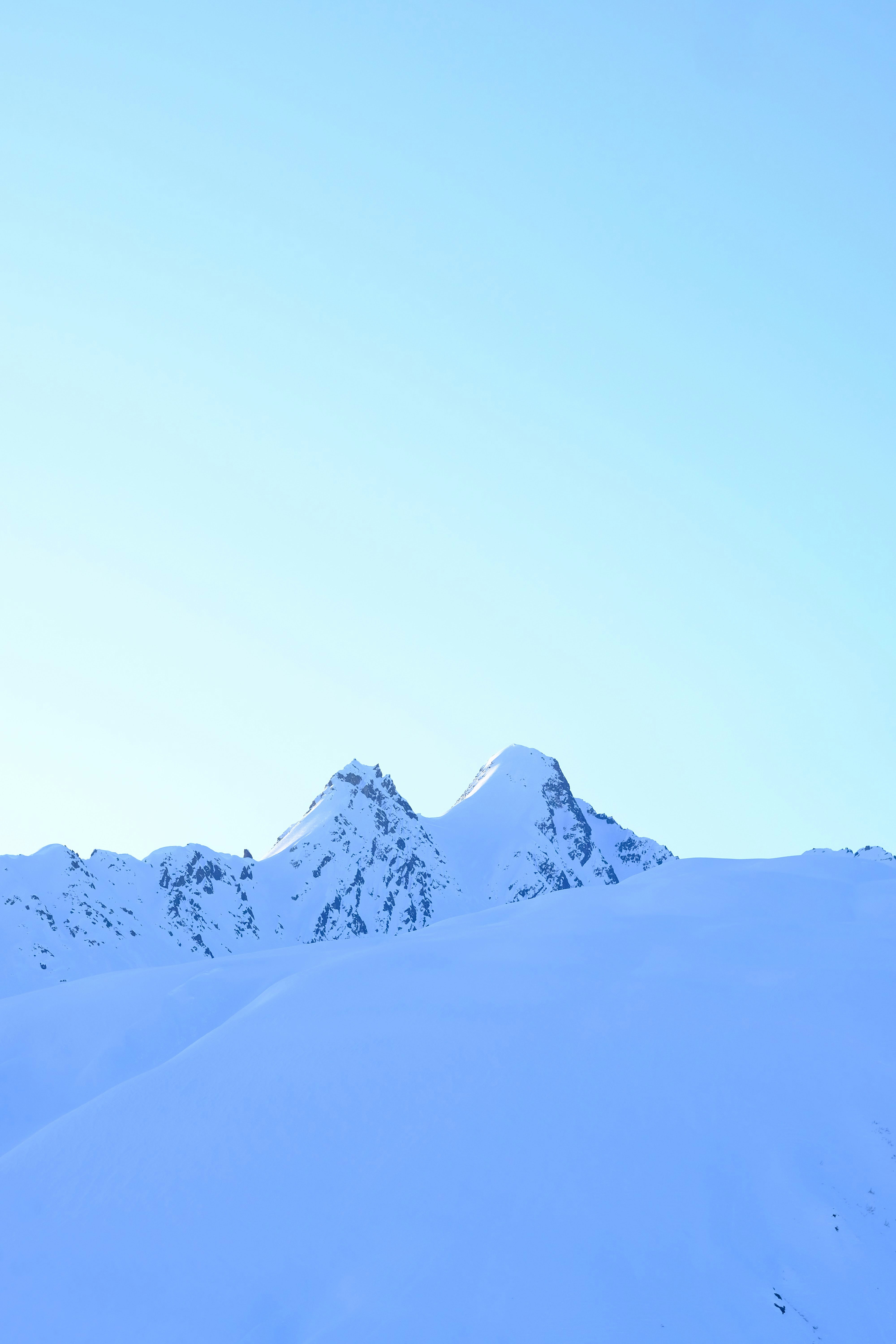 Montaña cubierta de nieve bajo el cielo azul durante el día
