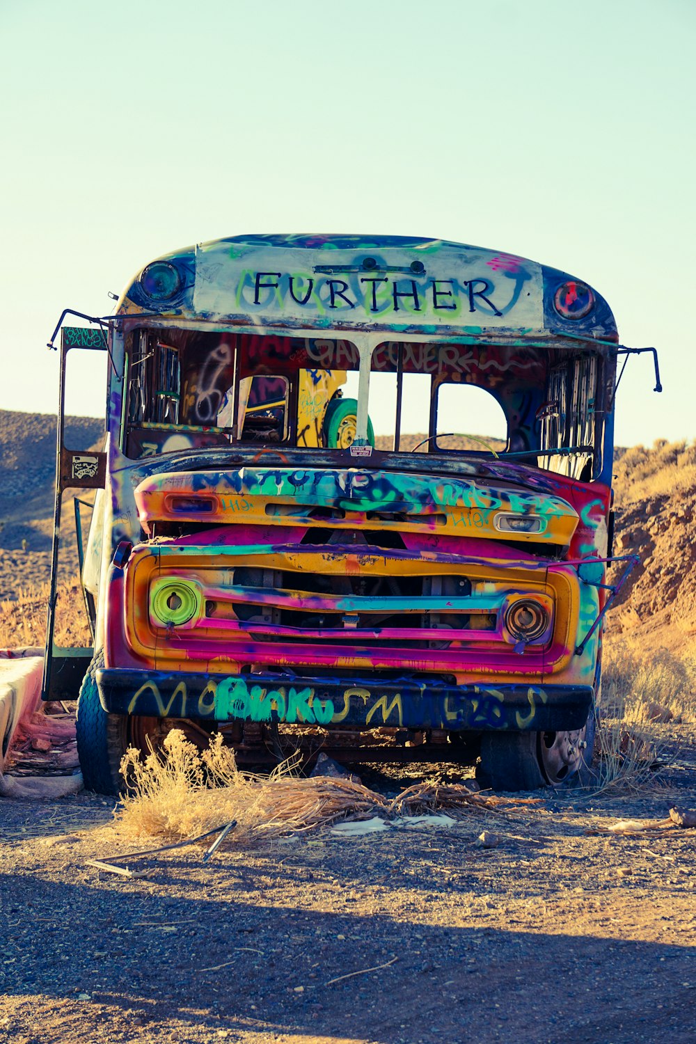 Autobús azul, amarillo y rojo