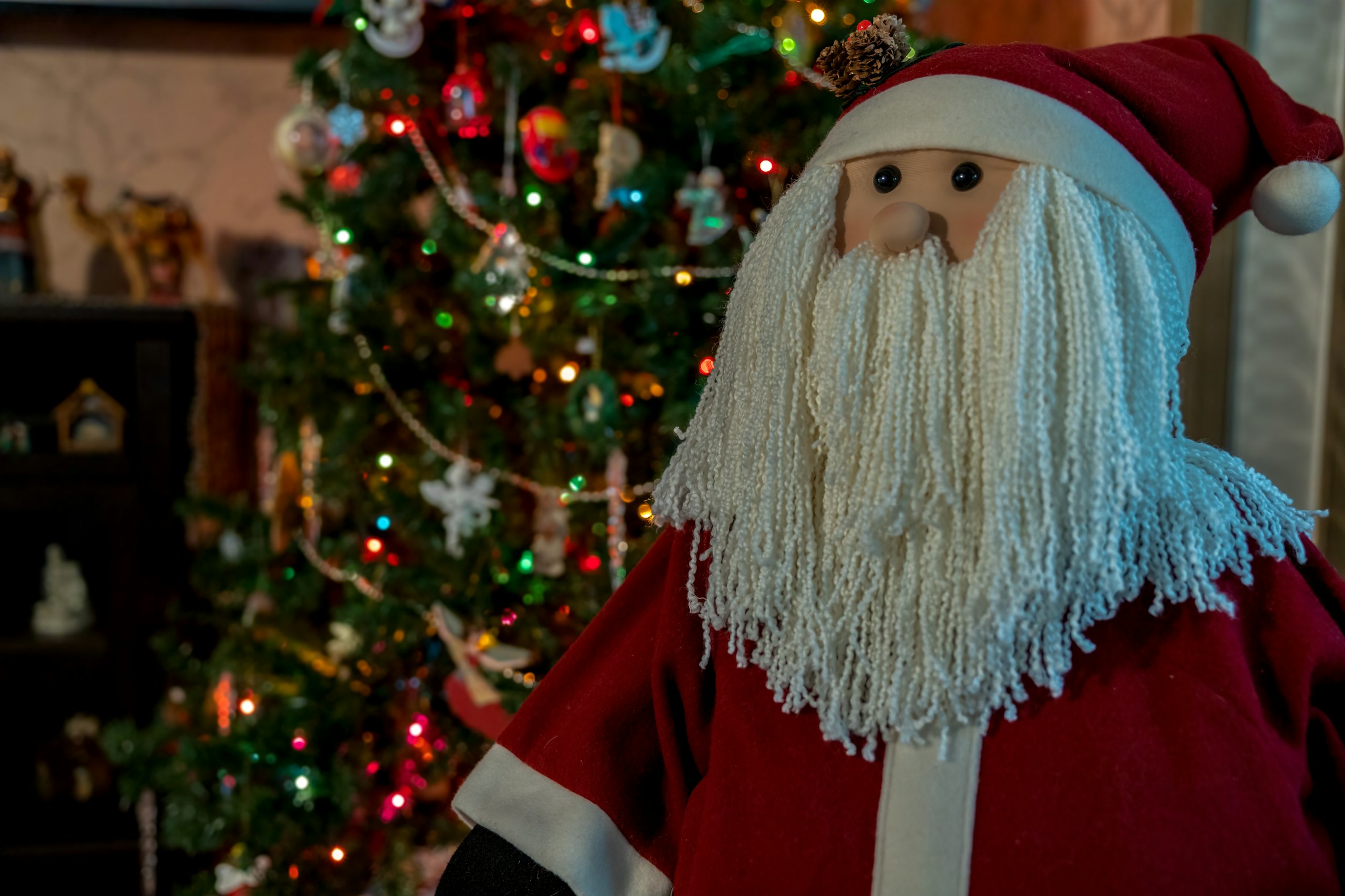 Unsplash image from Michael Payne showing a felt Santa Clause