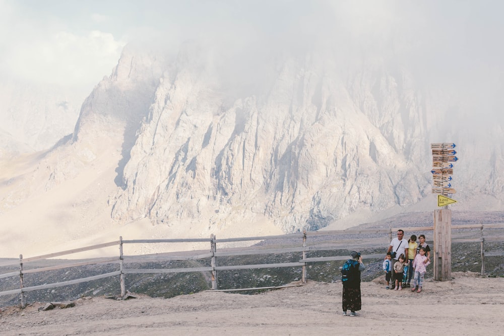 2 persone in piedi vicino alla montagna bianca durante il giorno
