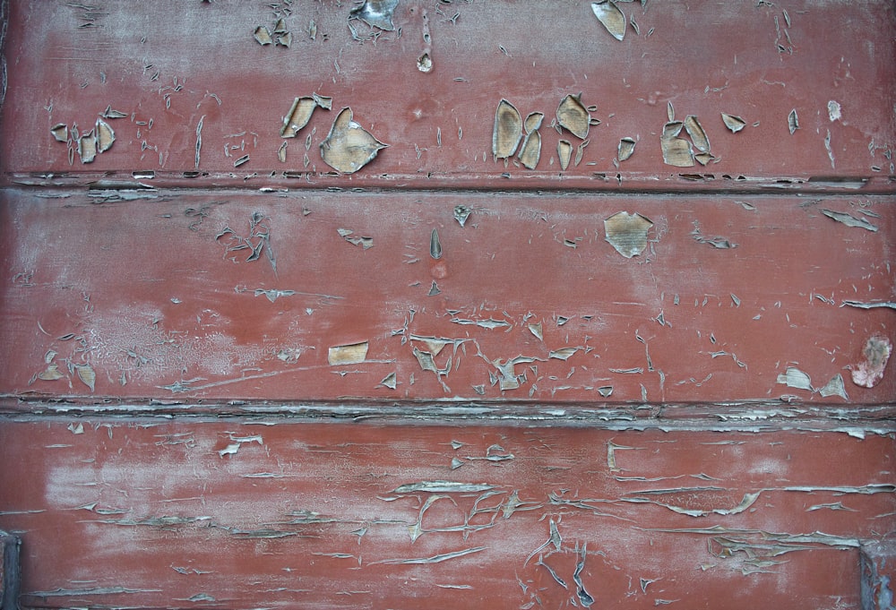 porta de madeira marrom com alavanca de porta de aço cinza