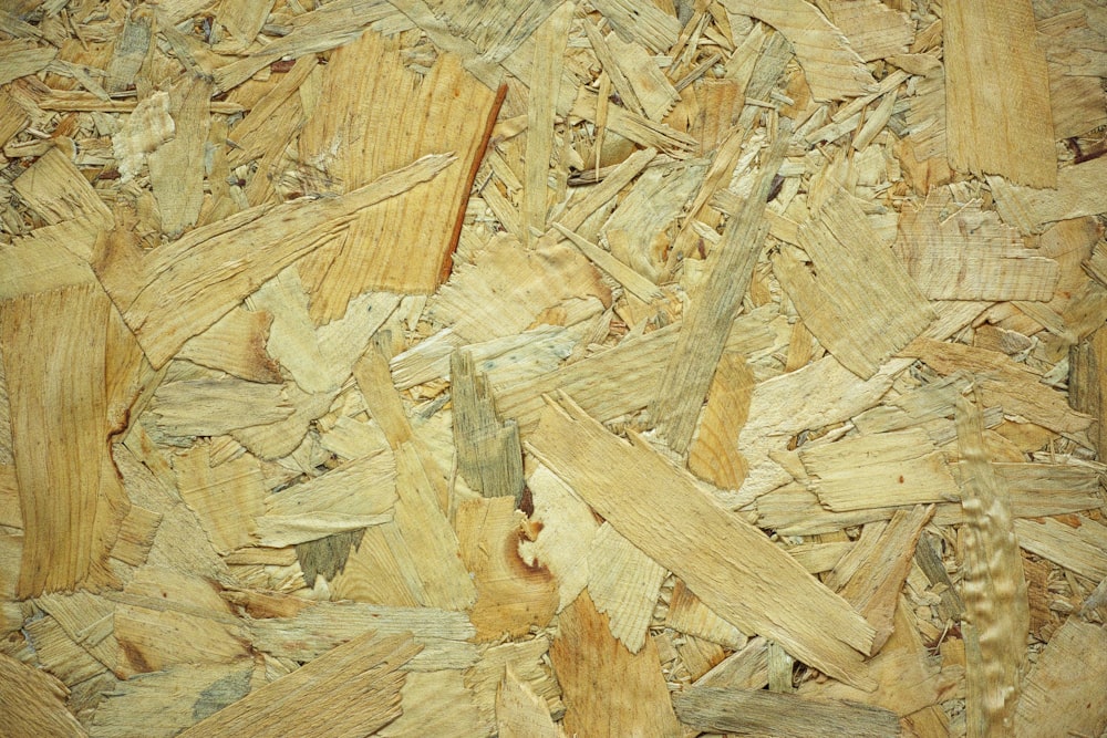 tronco de madera marrón sobre superficie de madera marrón