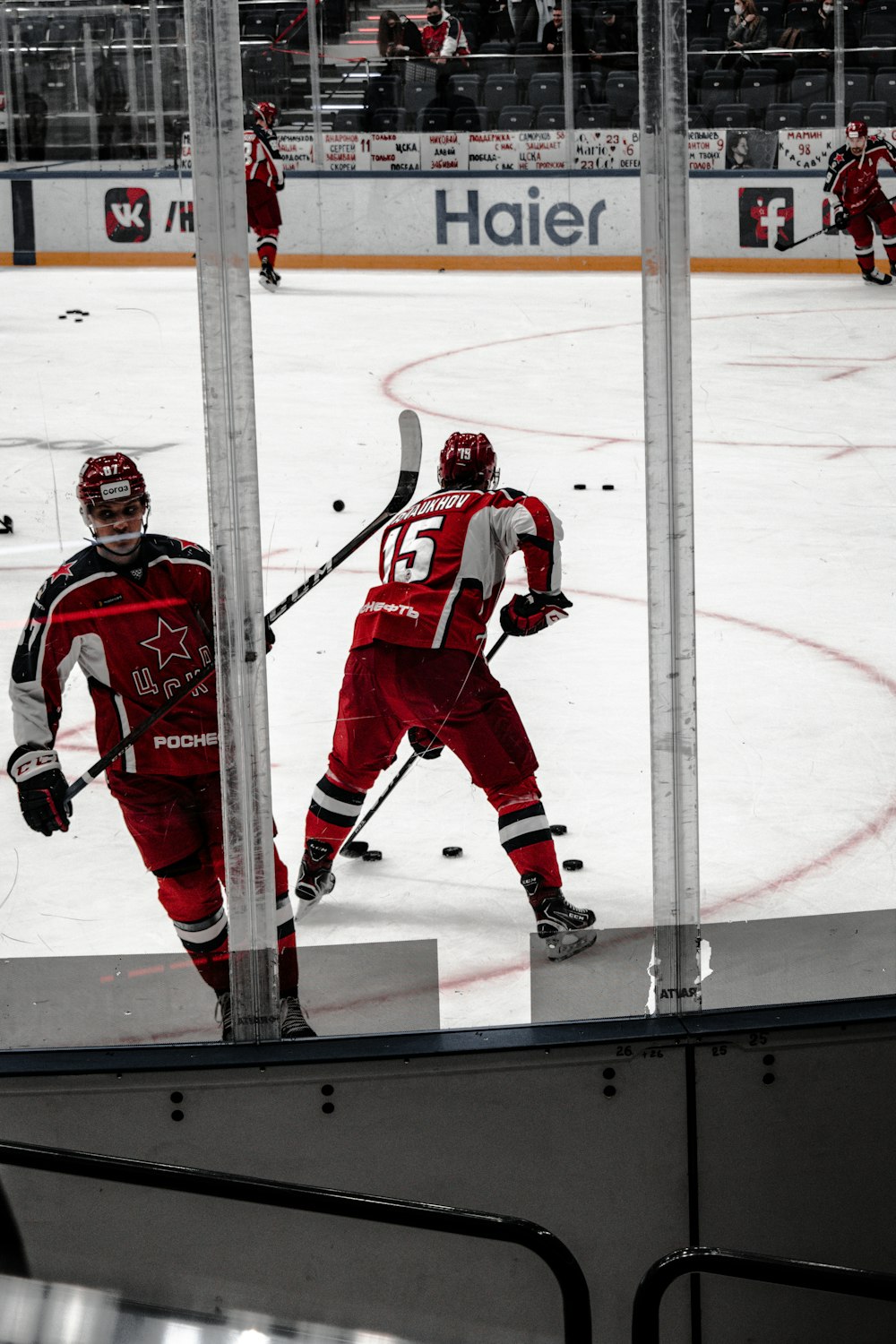 2 uomini in maglia rossa da hockey su ghiaccio che giocano a hockey su ghiaccio