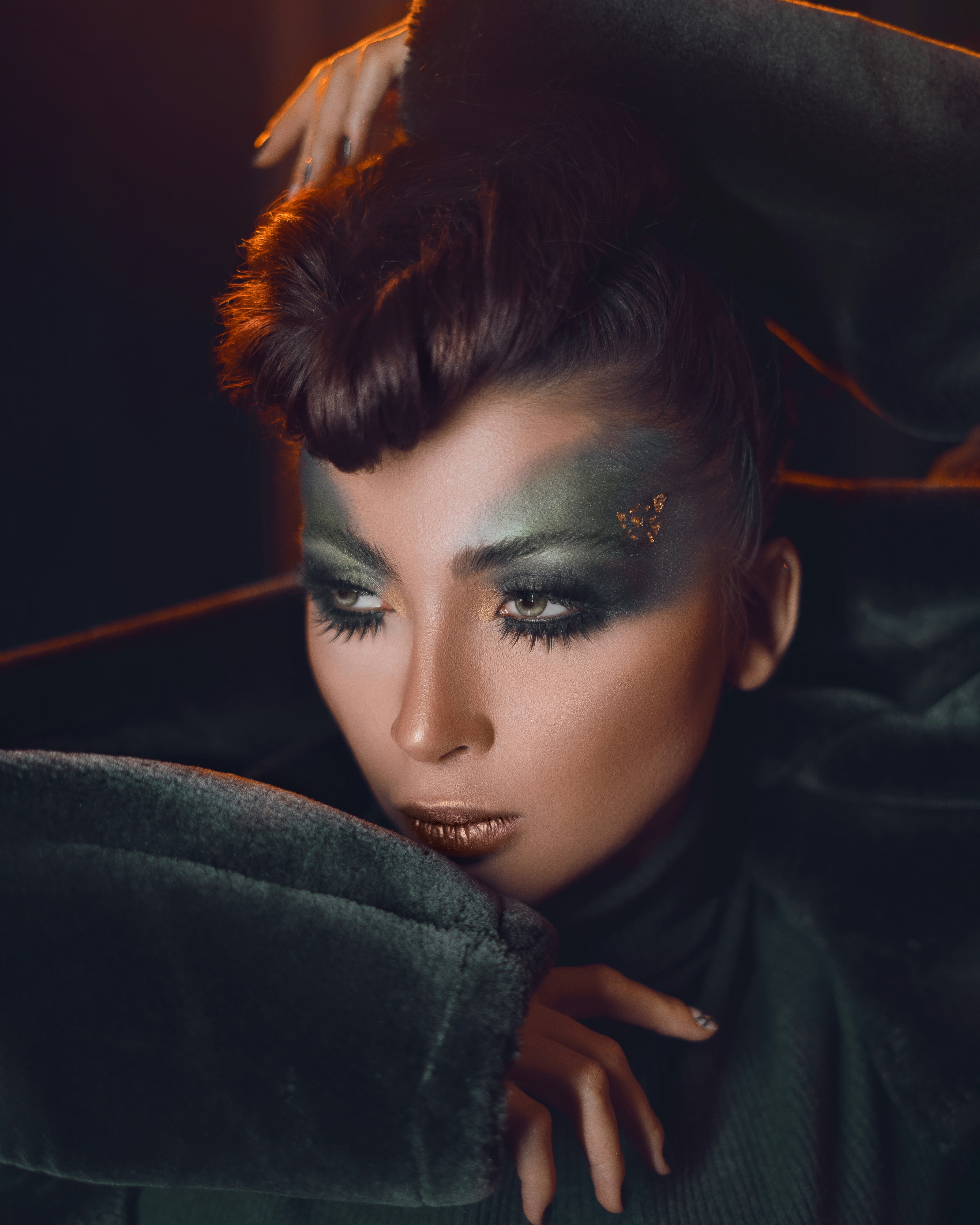 wanita dengan jaket kulit hitam