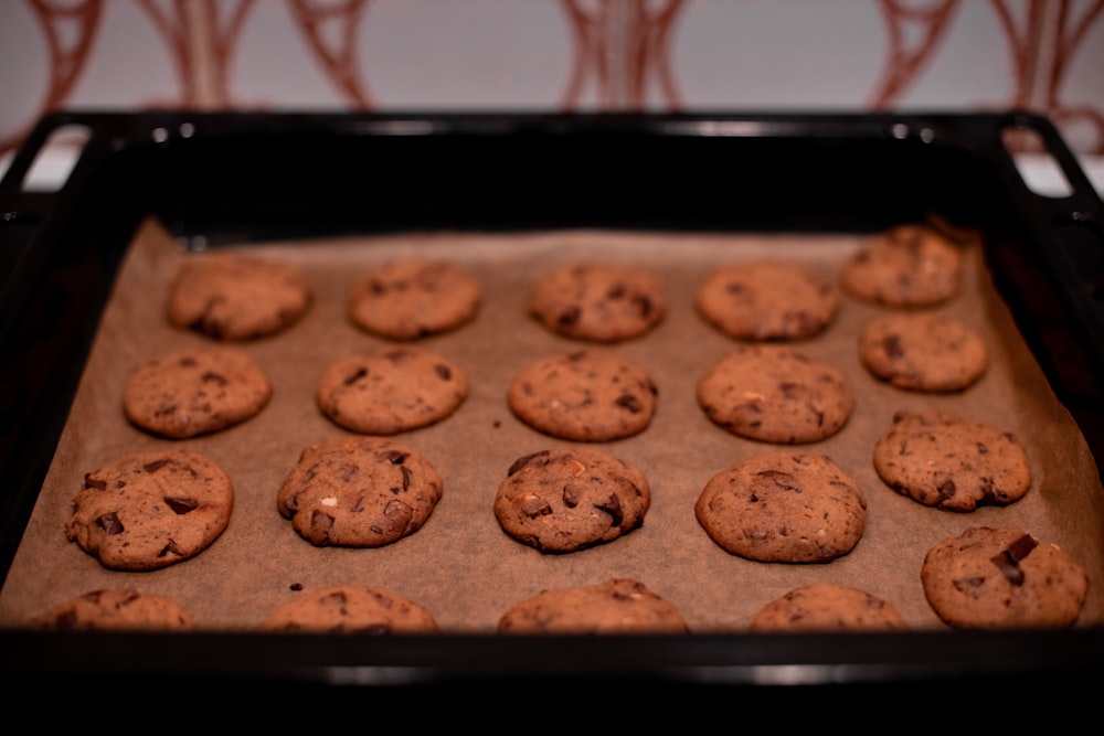 biscotti marroni su vassoio nero