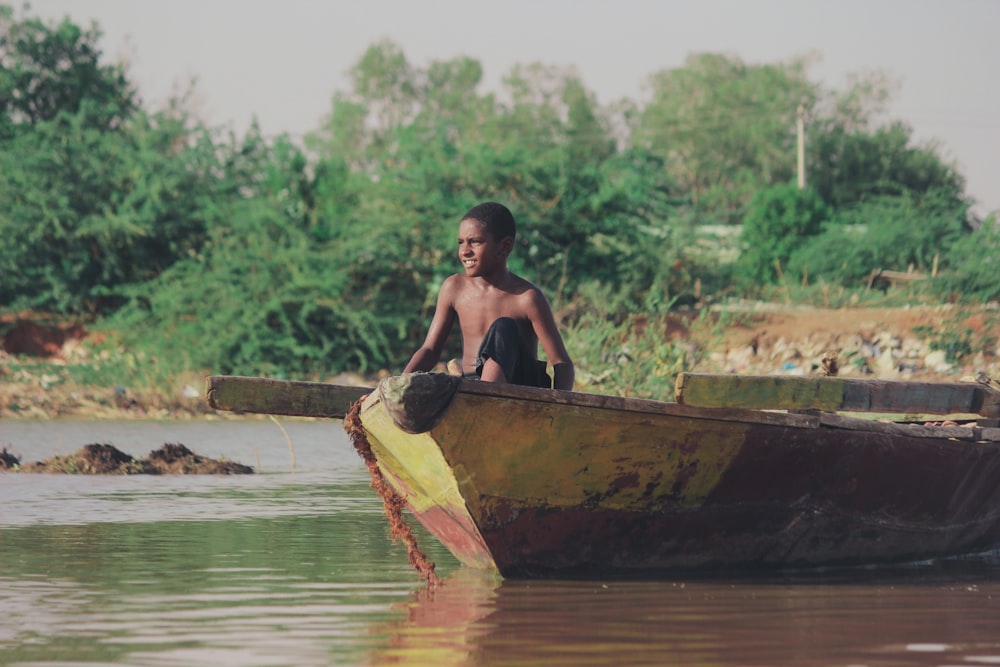 homem no barco marrom no rio durante o dia