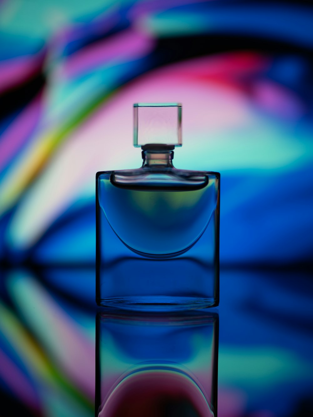 frasco de perfume de vidro transparente com luz rosa