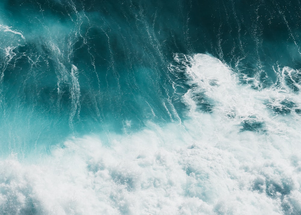 Vagues blanches et bleues de l’océan