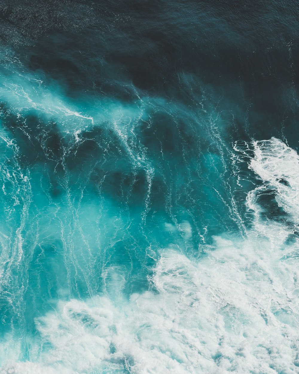 olas azules y blancas del océano