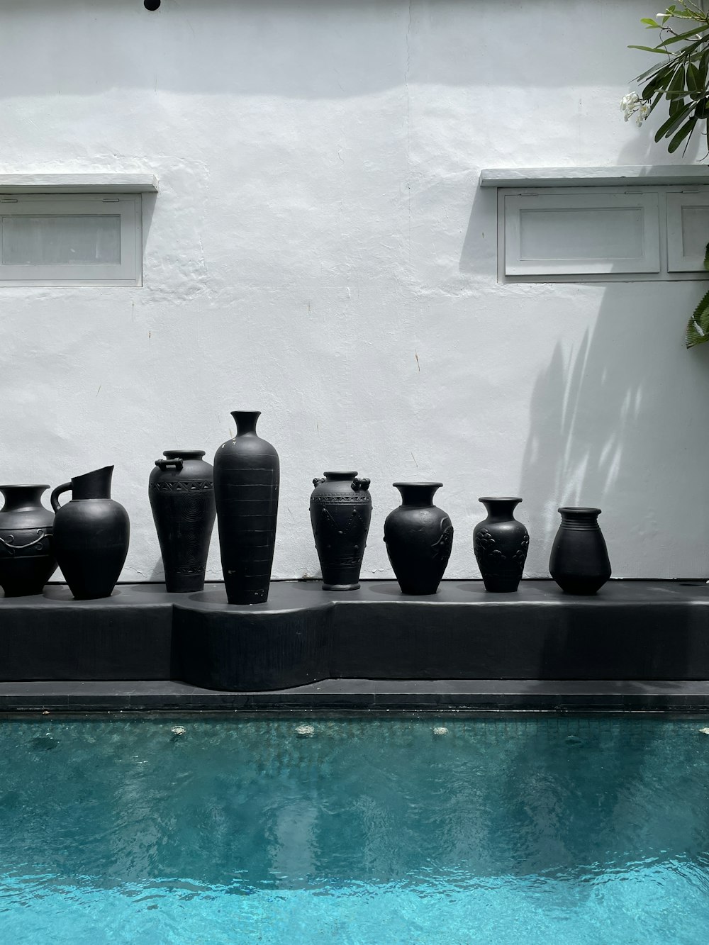 黒い陶器の花瓶に黒い陶器の壺